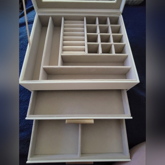 Elegant White Jewelry Organizer - Picture 6 of 9